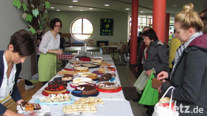 Die Qual der Wahl hatten am Sonntag die Gäste am Tortenbüfett des Elternbeirates. Im Angebot waren Jogurette-Torte mit Erdbeeren, Himbeertorte, Schokotorte, frische Waffeln und auch die süße türkische Spezialität Baklava. Bild: sei