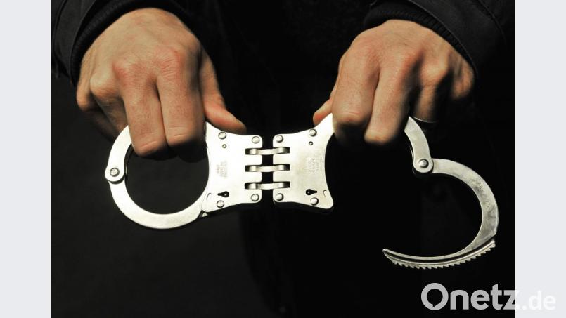 Ein 26-Jähriger schlug r mit der Faust gegen den Kopf eines Polizeibeamten und wehrte sich vehement gegen die Fesselung. Bild:  Boris Roessler/dpa