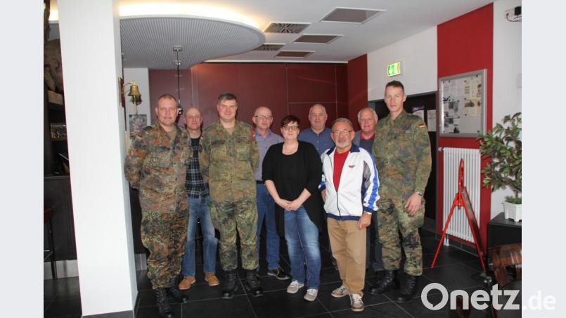An der Spitze der Freunde und Förderer der Grenzlandkaserne stehen (vorne, von links) Vorsitzender Sven Deiss, zweiter Vorsitzender Rene Grychnik, Schatzmeisterin Carmen Müller und Schriftführer Christoph Fröhlich. Bataillonskommandeur Andreas Bleek (vorne rechts) sicherte seine Unterstützung zu. Bild: frd