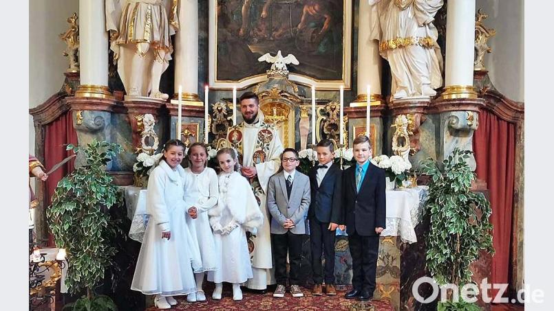 Die sechs Kommunionkinder treten gemeinsam an den Tisch des Herren. Bild: ü