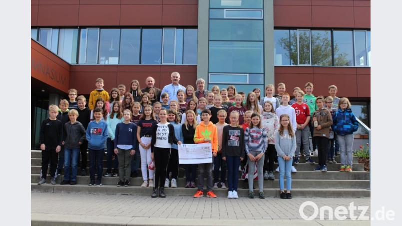 Die erfolgreichen Schülerinnen und Schüler des Stiftland-Gymnasiums freuen sich mit BUND-Kreisvorsitzendem Josef Siller, Bio-Lehrer und Sammlungsleiter Uli Roth und Schulleiter Georg Hecht über das Rekordergebnis bei der Sammlung. Bild: exb