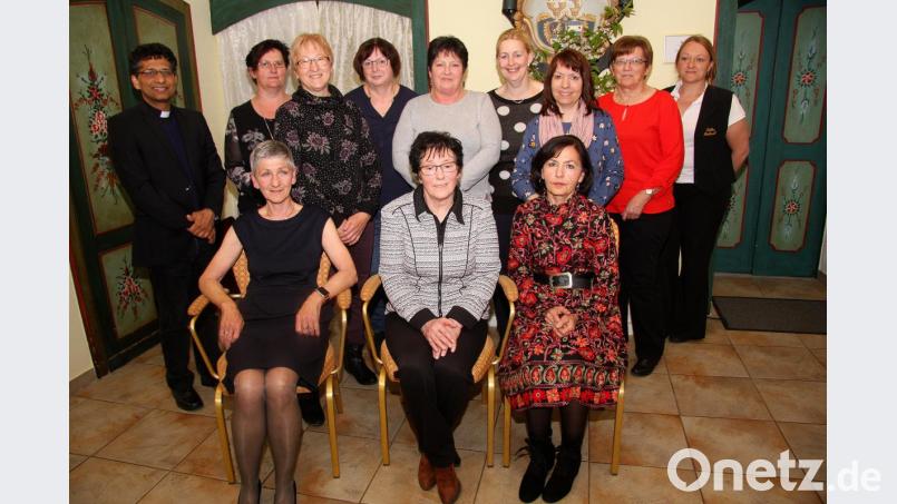 Anna Koller (sitzend, Mitte) bleibt Vorsitzende beim Frauen- und Mütterverein. Sie erhält Unterstützung von Dritter Vorsitzender Angelika Bittner (sitzend, links) und Zweiter Vorsitzende Irene Schön (sitzend, rechts). Dahinter das Team um die Vorsitzenden. Bild: wro
