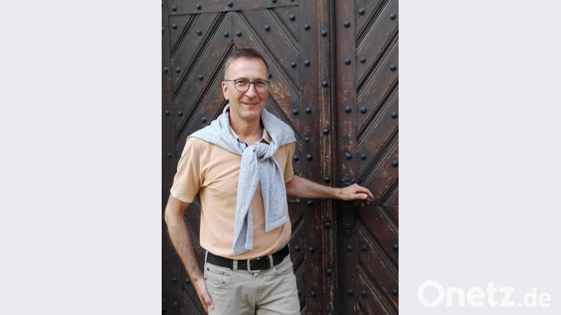 Pfarrer Hans-Martin Meuß: &quot;Zumindest der Bereich vor dem Hauptportal der Kirche soll barrierefrei umgebaut werden. Bild: Hladik