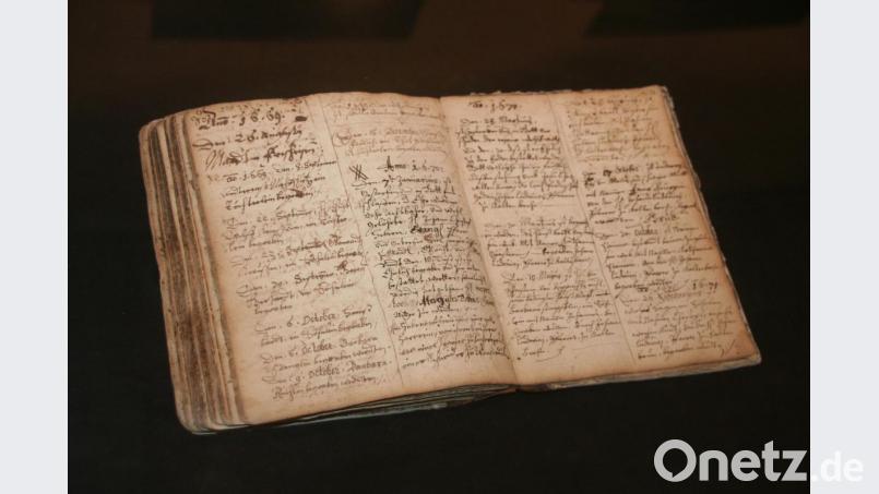 Tobias Clausnitzer muss in seiner Funktion als „Inspektor“ viel unterwegs gewesen sein. In alten Kirchenbüchern wie dem aus Mantel finden sich Einträge von ihm. Bild: Susanne Götte