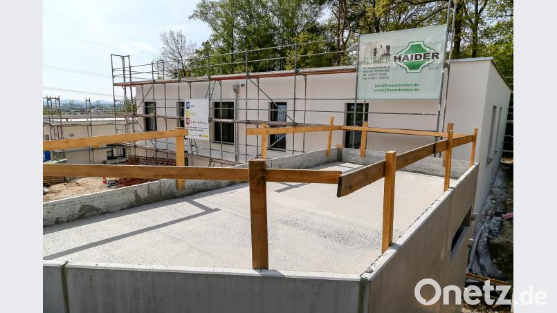 An den Boardinghäusern am Ettmannsdorfer Berg wird weiter gearbeitet. Die Klage eines Anliegers dagegen hatte keinen Erfolg. Bild: Hösamer