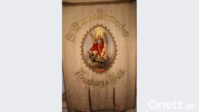 Die Fahne der früheren St.Michaels-Bruderschaft trägt ein eindrucksvolles Emblem, das den Erzengel im Kampf mit einem Drachen zeigt. Bild: mp