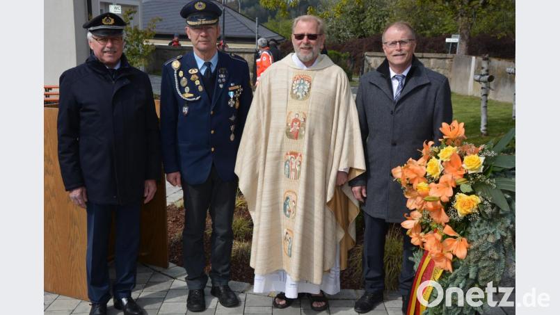 Nach der Kranzniederlegung am Kriegerdenkmal, mit dabei waren (von links) Ferdinand Lienert (BSB), Anton Hauptmann (BKV), Pater Benedikt Leitmayr und Bürgermeister Max Bindl. Bild: jr