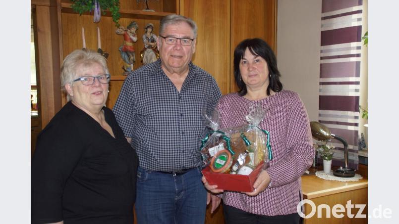 Bürgermeisterin Birgit Höcherl gratulierte Karolina und Hans Margraf im Namen der Stadt zum 50. Hochzeitstag. Bild: mmj