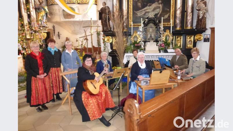 &quot;D’Saitenmusik VierStädtedreieck&quot; und der &quot;Josephshofer Hausg´sang&quot; spielen in der Pressather Pfarrkirche. Bild: dö
