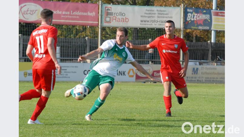 Zum letzten Heimspiel der Landesliga-Saison 2018/19 empfängt der SV Mitterteich am Freitag um 18.30 Uhr den SV Memmelsdorf. Der zuletzt beim
2:3 in Baiersdorf fehlende Martin Bächer (Mitte) kehrt in den Kader zurück. Bild: gb
