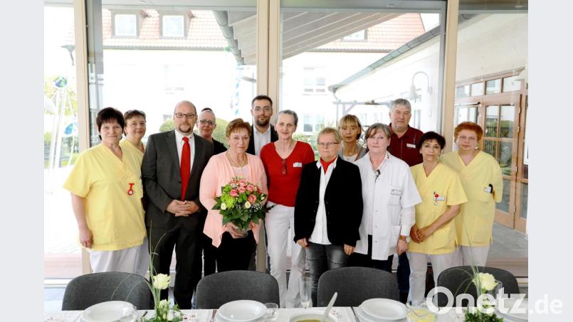 Verabschiedung von Irene Heinl (Fünfte von links) in den wohlverdienten Ruhestand. Mit auf dem Bild Heimleiter Andreas Wöhrl (Dritter von links), stellvertretende Kreisgeschäftsführerin Edeltraud Sperber und Personalratsvorsitzender Bertram Kincl (Sechster von links) sowie die Kollegen des Hauses. Bild: njn