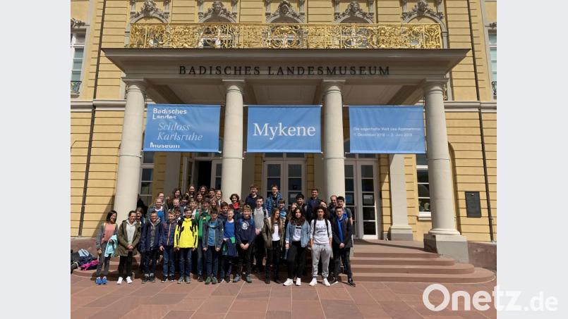 Die Gruppe vor dem Badischen Landesmuseum im Karlsruher Schloss. Bild: Irene Grünauer/exb