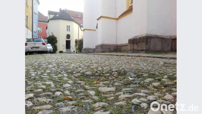 Die evangelische Kirchengemeinde macht ernst und will das Parken entlang der Häuserzeile &quot;Am Stock&quot; bei der Michaelskirche künftig verbieten. Bild: Gabi Schönberger