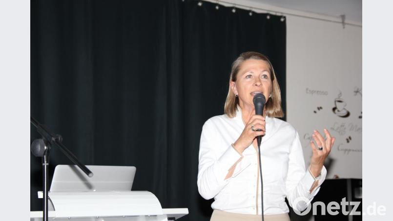 Die Medizinjournalistin Cornelia Stolze wartete in ihrem Vortrag in der Stadtbibliothek mit überraschenden Ekenntnissen über Demenz auf und warnt vor Fehldiagnosen. Bild: ads