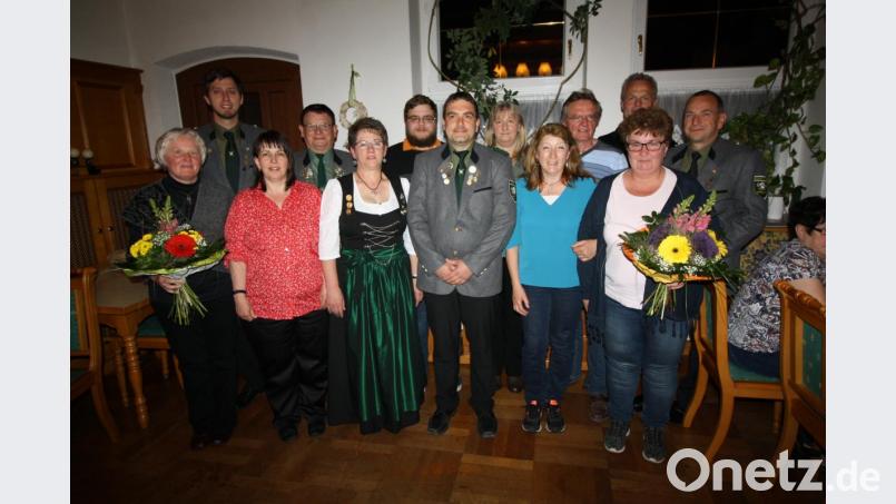 Weitgehend unverändert geht der Leitungskreis der Pressather Schützen (Bildmitte: erster Schützenmeister Kay Müller) in die nächste zweijährige Amtsperiode. Nicht mehr kandidiert hatten Jugendleiterin Ingrid Bollin (links) und zweite Kassierin Susanne Busch (vorn rechts). Bild: bjp Bild: bjp