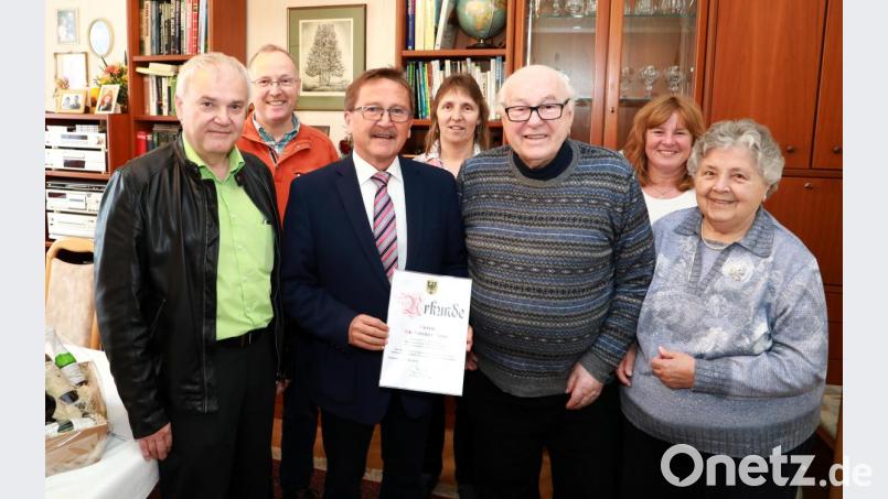 Dr. Werner Rose (dritter von rechts) feierte 90. Geburtstag. Mit auf dem Bild (von links, erste Reihe) der stellvertretende Landrat Günter Kopp, Bürgermeister Hans Donko sowie Ehefrau Marga. Mit auf dem Bild (hintere Reihe, von links) die Kinder Hans, Ingrid und Elisabeth. Bild: njn