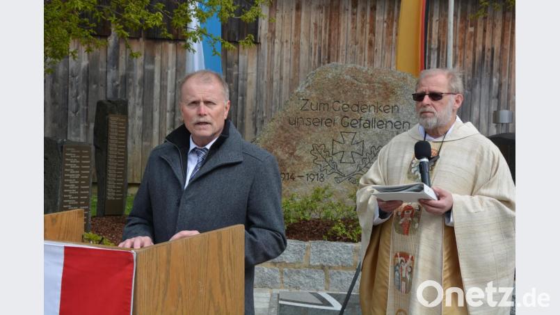Bürgermeister Max Bindl (links) hielt die Gedenkrede, Pater Benedikt Leitmayr sprach am Kriegerdenkmal ein kurzes Gebet. Bild: jr