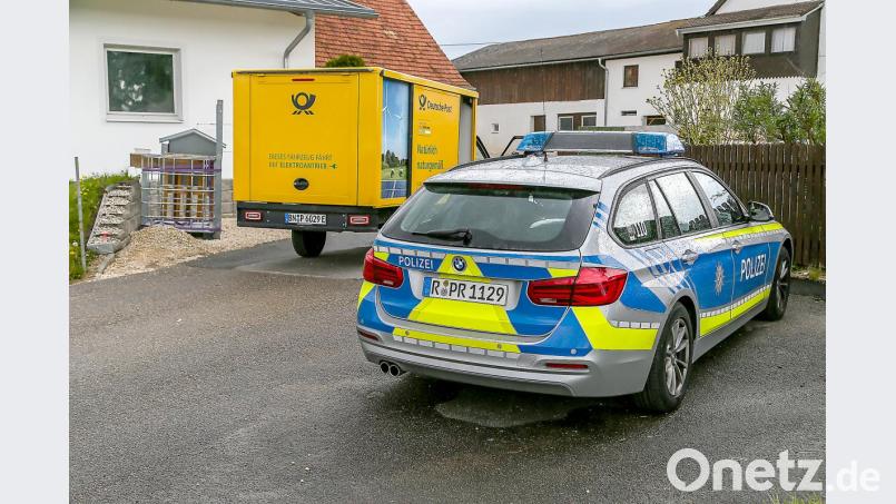Die Fahrerin des Postautos übersah offenbar den Senior beim Rückwärtsfahren. Bild: Hösamer