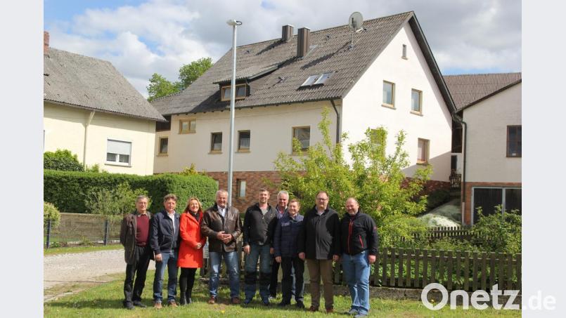Das Bild zeigt Bürgermeister Josef Deichl und einige Gemeinderäte bei der Inbetriebnahme des Bayern-WLAN hier in Schmidgaden Bild: ral