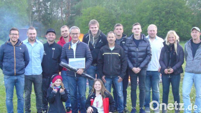 Zum Dank für die Brotzeit für die „Erste“ des SV Waldeck überreicht Stefan Kuchenreuther (links) mit den Vorstandsmitgliedern Uwe Kade (Sechster von rechts) und Benjamin Kuchenreuther (rechts) ein Bild und einen Regenschirm an Bürgermeister Werner Nickl (Sechster von links). Bild: hl