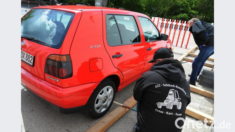 Seitlich rückwärts einparken, aber nicht den Bordstein touchieren - das gäbe Strafpunkte. Bild: gf