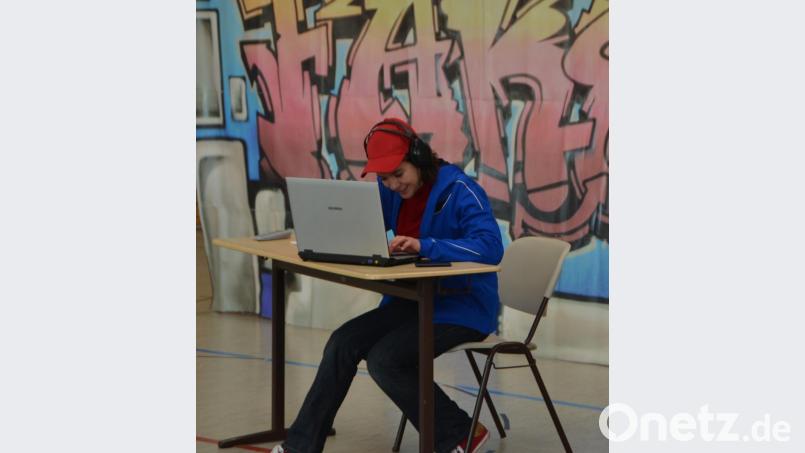 Mit Kopfhörern und lauter Musik sitzt "Lea" bei den Hausaufgaben. Bild: dob