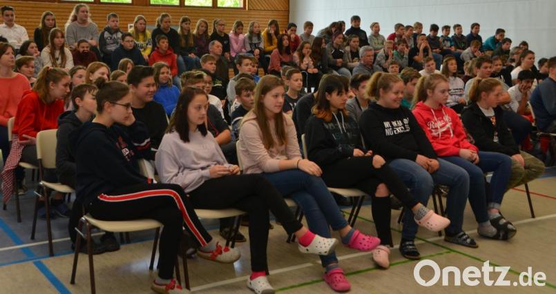 "Fake" oder "War doch nur Spaß", hieß das Theaterstück des Ensemble Radiks aus Berlin, das den Mittelschülern zeigte, wie gefährlich Mobbing ist. Bild: dob