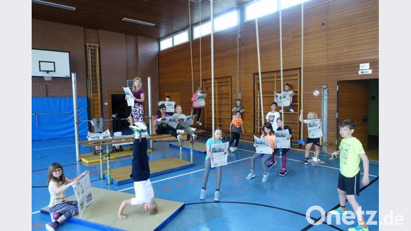 Die Schüler der Grundschule Schönsee beim Zeitung lesen. Bild: exb