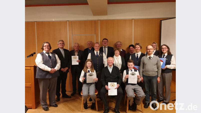 Von links stehend: stellv. Vorsitzende Anja Bauer, Diakon Dieter Gerstacker, Ehrendirigent Hans Hufsky (für Klaus Hufsky), Ludwig Rösch, Vorstand Harald Lukesch, Bürgermeister Hans-Martin Schertl, Paula Stubenvoll, Josef Kohl, Manuela Schraml, Kassier Claudia Gebhardt, Stellv. Kreisvorstand Musikbund Horst Bauer, Dirigentin Sabine Kredler, Nathalie Geier (für Sieglinde Geier)
- sitzend: Susanne Ratzke (für Stefan Ratzke), Karl Specht, Timm Kramme Bild: sak