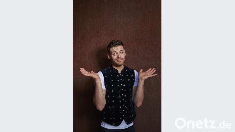 Martin Frank, der Senkrechtstarter des bayerischen Kabaretts, gastiert mit seinem aktuellen Programm „Es kommt wie´s kommt“ in der Dreifachturnhalle des Gymnasiums. Bild: exb