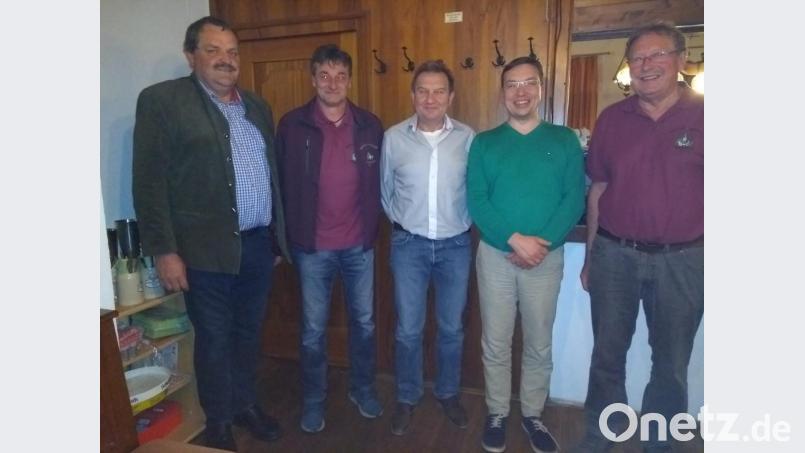 Die Geehrten (von links): 2. Bürgermeister Michael Schedl, 2. Vorsitzender Berthold Kraus, Ehrenmitglieder Alois Greißner und Markus Helm und Vorsitzender Gerhard Hecht. Bild: exb