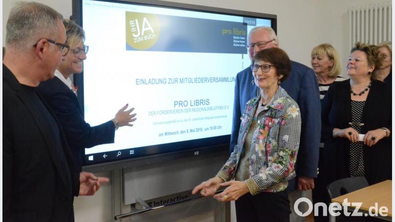 Die Leiterin der Regionalbibliothek Sabine Guhl (Zweite von links) und Pro Libris-Chef Stefan Kunnert (links) stellen den Mitgliedern das neue Smartport vor. Bild: Kunz