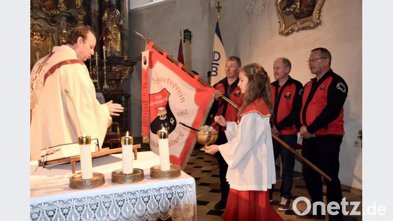 Ein Festtag für den TuS Hohenburg war die Weihe einer neuen Vereinsfahne für den Sportverein durch Pfarrer Hans-Jürgen Zeitler in der Pfarrkirche St. Jakobus. Bild: bö