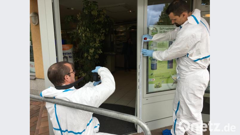 Spezialisten der Polizei untersuchen den Tatort in Kümmersbruck. Bild: Petra Hartl