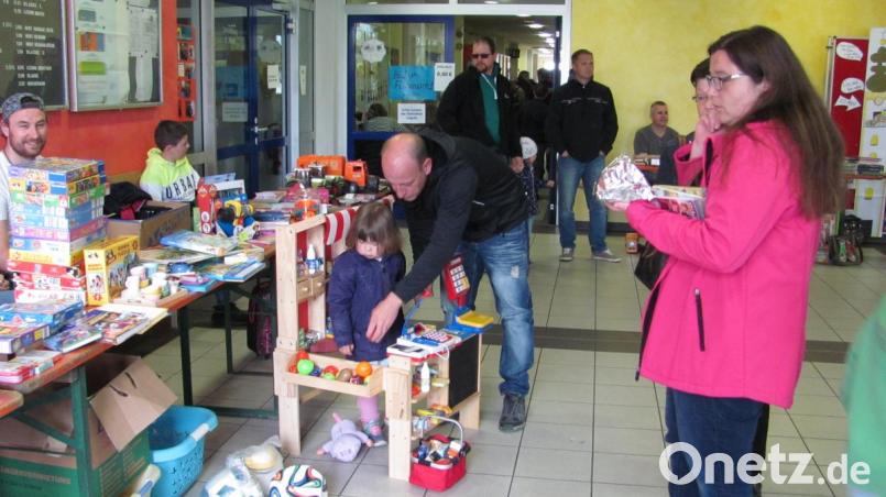 Sogar ein gut bestückten Kaufladen gibt es beim Schülerflohmarkt in der Aula. Bild: sei