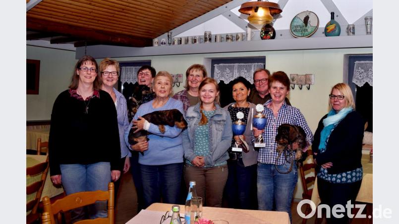 Gruppenbild mit Vierbeinern: Verantwortung im Dachshundclub übernehmen (von links) Anke Vorndran (Ersatzkassenprüferin), Corinna Heckel (Schriftführerin), Claudia Siebenhaar (Ersatzdelegierte), Sigrid Wannhoff (Delegierte), Helga Häusl (Erste Vorsitzende), Ramona Baskurt (Kassenführung), Silvia Scheuerer (Zweite Vorsitzende), Wolf Söllner (Kassenprüfer), Monika Plank (Ausstellungssiegerin) und Monika Meyer (Kassenprüferin). Bild: ds