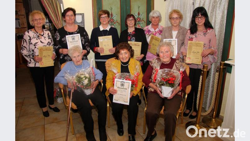 Langjährigen Mitglieder zeichnete der Frauen- und Mütterverein mit Blumen und Urkunden aus. Bild: wro