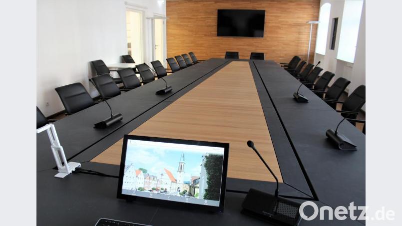 Zu einem besonderen Schmuckstück ist auch der Sitzungssaal im generalsanierten Kemnather Rathaus geworden. Bild: stg