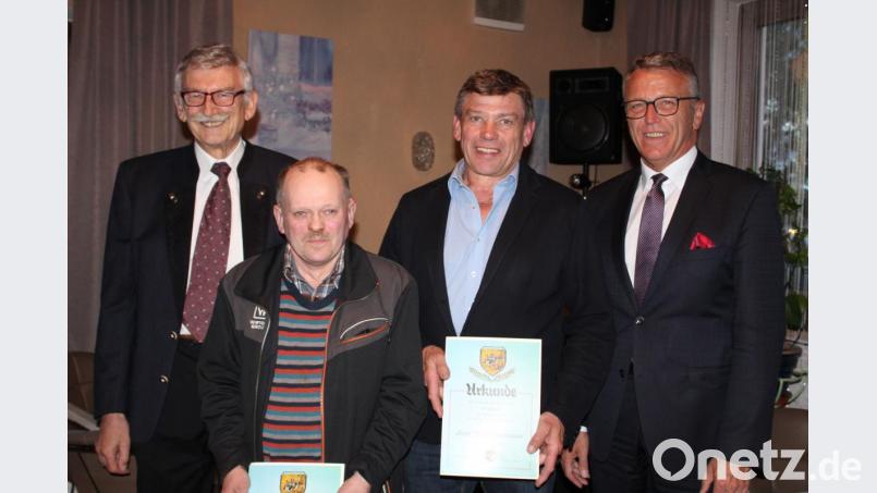 Zwei langjährige Mitglieder der Wanderfreunde wurden bei der Jahresversammlung ausgezeichnet: Alexander Schedl und Dieter Steinhauser halten dem Wanderverein seit 25 Jahren die Treue. Im Bild (von links) Vorsitzender Eberhard Bauer, Alexander Schedl, Dieter Steinhauser und Bürgermeister Franz Stahl. Bild: hä