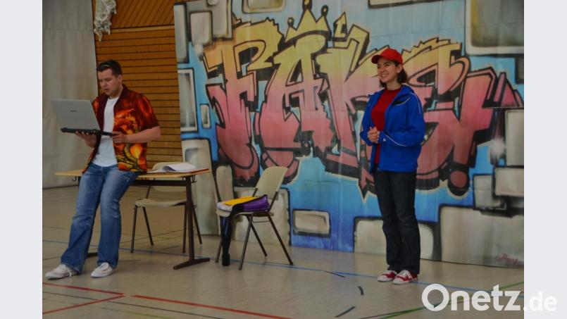 Die 17-jährige Lea (Judith Mundinger) träumt davon, Sängerin zu werden und bewirbt sich bei einer Casting-Agentur bei Richard Rabeus. Bild: dob