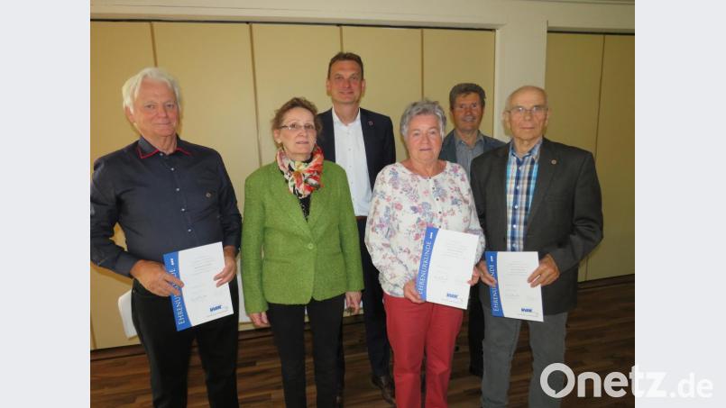Manfred Kleber, Margit Fiedler und Ewald Kische (mit Urkunden, von links) erhalten für ihre jahrelange Treue Auszeichnungen vom VdK. Bild: adj