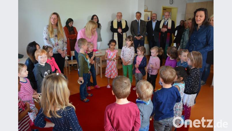 Den kirchlichen Segen erhielten jetzt die neuen Räume für die fünfte Kinderhausgruppe im Kinderhaus „Die kleinen Hankerler&quot;. Mit dabei waren die zwanzig Kinder und ihre Betreuerinnen, sowie im Hintergrund die Ehrengäste mit (von links) Kinderhausleiterin Sigrid Eger, Stadtpfarrer Anton Witt, Bürgermeister Roland Grillmeier, Architekt Michael Lang-Scharli und Pfarrer Martin Schlenk. Bild: jr