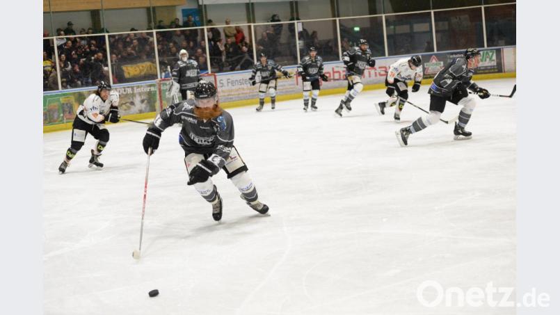 Andreas Hampl (links vorne) braucht keine Play-offs, um sich nicht zu rasieren. Der rote Bart ist sein Markenzeichen und mittlerweile in der kompletten Eishockey-Landesliga bekannt. Der 27-jährige Allrounder verlängerte nun seinen Vertrag beim ERSC Amberg und geht in seine fünfte Saison für die Löwen. Bild: brü