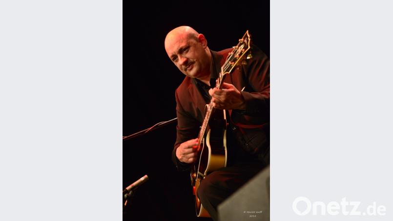 Der Gitarrist Wawau Adler ist auf allen großen Festivals zu Hause. Mit Marian Petrescu (Piano), Joel Locher (Kontrabass) und Guido May (Schlagzeug) bringt er die Musik von Django Reinhardt und Oscar Peterson ins Bistrot Paris nach Weiden. Bild: exb