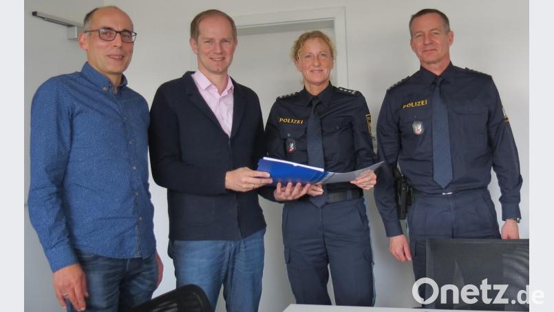 Der Blick in die Verkehrsunfall- und die Kriminalitätsstatistik sorgt für entspannte Gesichter. Polizeihauptkommissar Stefan Weinberger und PI-Leiterin, Erste Polizeihauptkommissarin Sabine Roidl, informierten Bürgermeister Konrad Kiener und Geschäftsleiter Stefan Falter beim Sicherheitsgepräch über die aktuelle Lage. Bild: kö