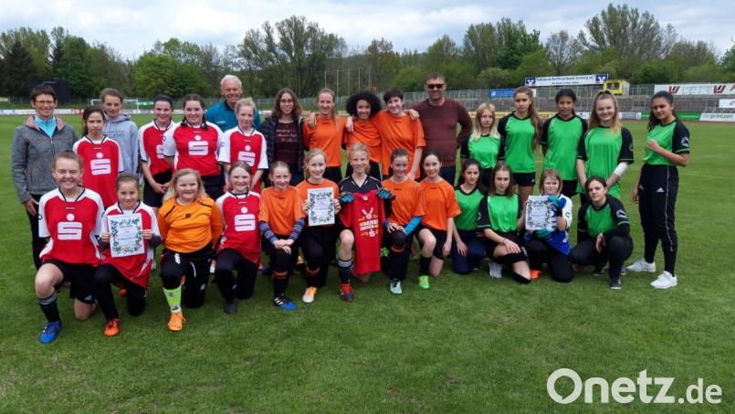 Die Mädchen aus dem Max-Reger-Gymnasium (orangefarbene Trikots) sind Stadtmeister im Mädchenfußball der Altersklasse III. Platz zwei ging an die Decker-Schulen (links), Rang drei an die Dreifaltigkeitsschule. Bild: gel