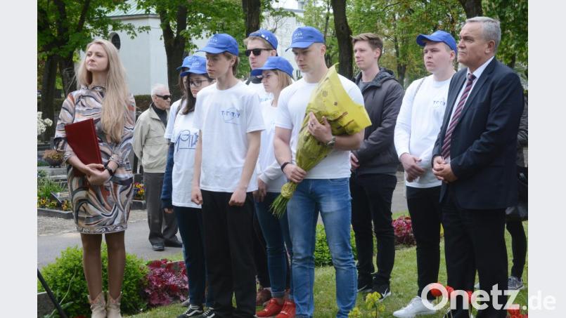 Vertreterin der Technischen Universität Tambov, Marina Blüm (links), und Studierende gedachten am 8. Mai zusammen mit Oberbürgermeister Kurt Seggewiß den im zweiten Weltkrieg gefallenen russischen Kriegsgefangenen. Bild: Gabi Schönberger