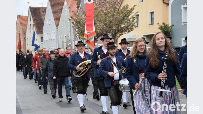 Mit einem Festzug begleitete die Trachtenkapelle Hohenburg die neue Vereinsfahne des TuS Hohenburg mitsamt den Hohenburger Vereinsabordnungen zum TuS-Sportheim zur weltlichen Feier der Fahnenweihe. Bild: bö