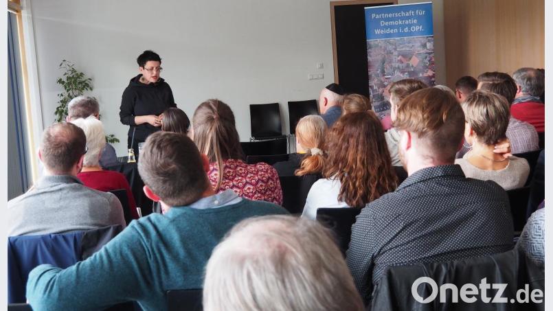 Das Hauptreferat der achten Demokratie-Konferenz hält Annette Seidel-Arpaci von der Informationsstelle Antisemitismus Bayern (RIAS). Bild: Bühner