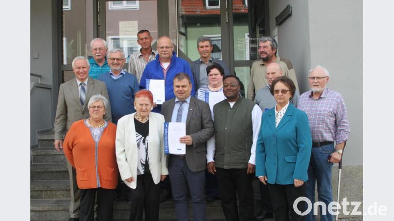 Vorsitzende Angela Erfurt (vorne, links) ehrt langjährige Mitglieder zusammen mit Kreisvorsitzendem Josef Rewitzer (hinten, Zweiter von rechts). Bild: wrt